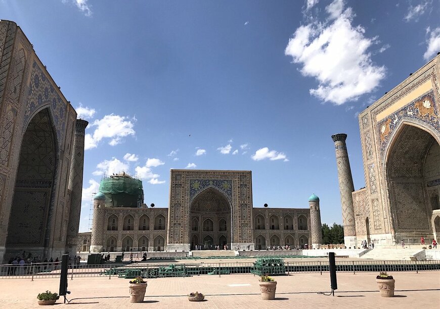 マドラサ神学校の3つの巨大建築があるレギスタン広場