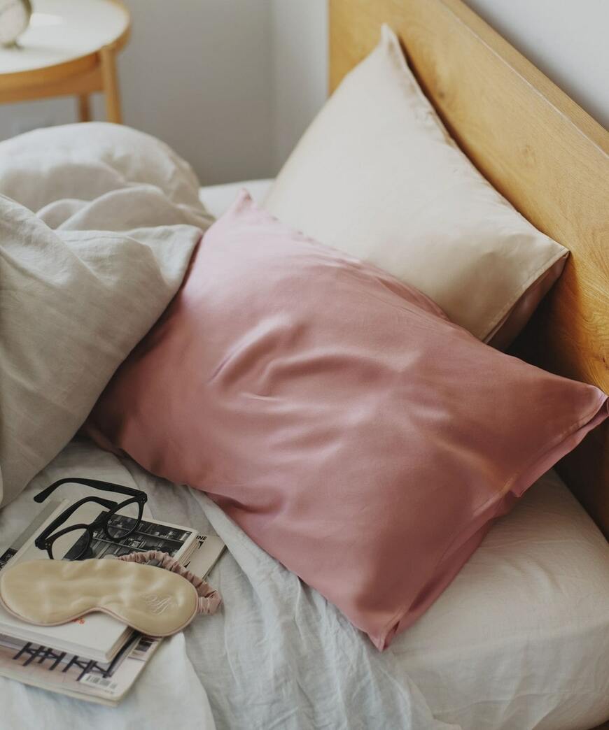 出所：アフタヌーンティー公式通販サイト ロゴシルク枕カバー/ヴェロニカ・ハリム