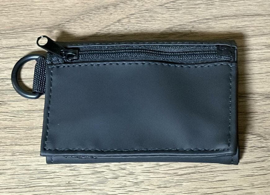 ダイソー、三つ折り財布の画像