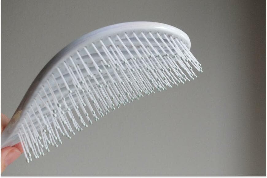 ブラシの部分は、ゆるくカーブしています