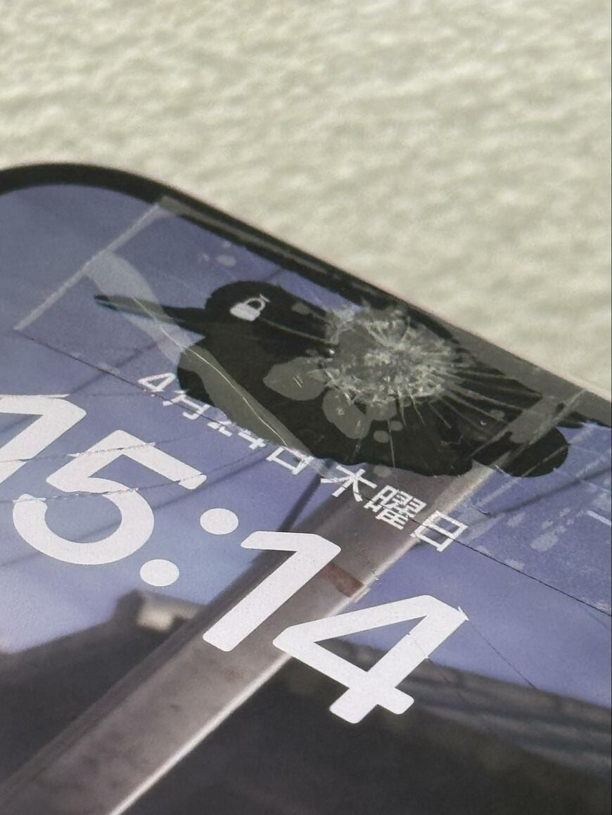 カラスに突かれたiPhone