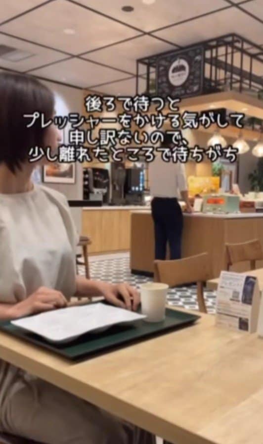 少し離れた所で待っている様子