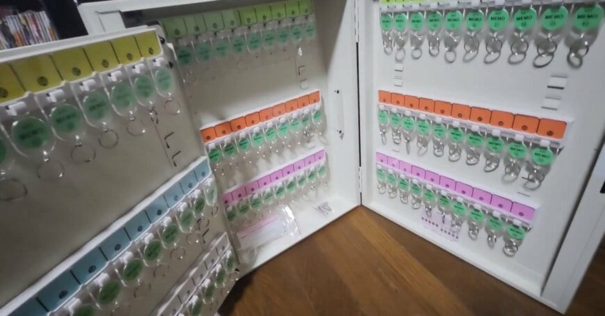 大量の鍵用フックが並ぶ内部