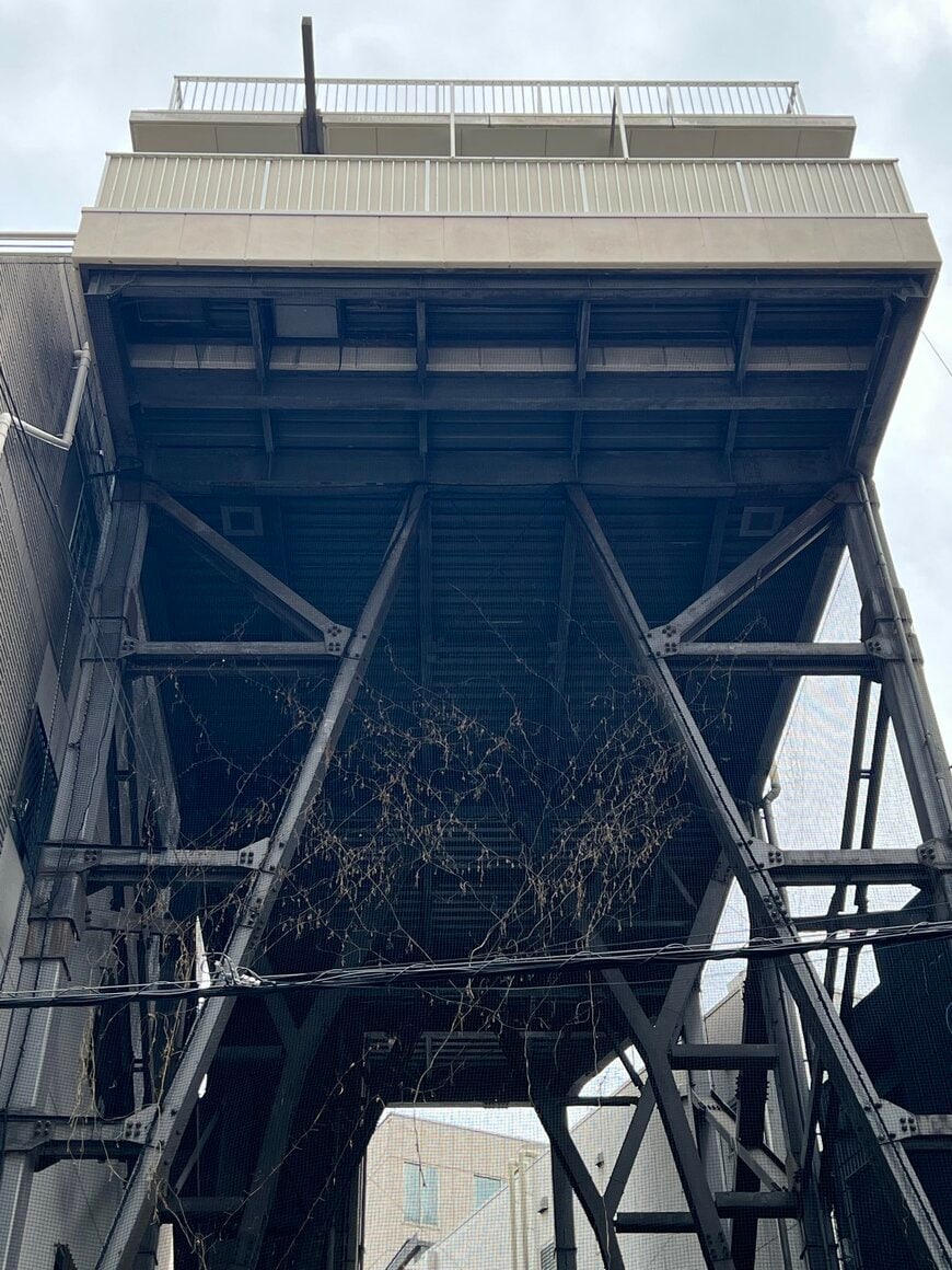 建物が浮いているかのよう