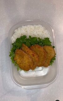 【旦那弁当】タッパー弁当とは思えないクオリティ！食べ応え抜群で彩り豊かな「チキンカツ弁当」