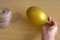【100均DIY】幻想的な光が広がる「ダイソーの麻ひも」を使って…　球体の「ランプシェード」を作る
