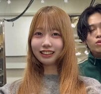 「わぁ～！」誰にも言わずにバッサリ！金髪の超ロングヘアの女性が…“切りっぱなしくびれボブ”に印象チェンジ