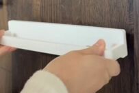 【便利すぎる】セリアの「マグネット式タオルバー」で...→洗面所・玄関・お風呂場の収納がスッキリ整う