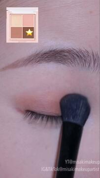 【プロのアイメイク術】アイシャドウ「2色のみ」で完成！あえて締め色をメインに使うことで、抜け感とスモーキーさを両立した大人世代の目元を作る手順