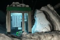 1年前の冬「巨大な雪の塊」が乗っていた秋田県にある電話ボックス　今年撮影された「まさかの光景」に驚きの声
