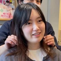 老け見えの悩みを15cmカットで解消。ショートスタイルで垢抜け！「わー、すごい」と笑顔