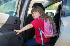 子供が小学生に上がっても送り迎えしたい「私って過保護なの？」
