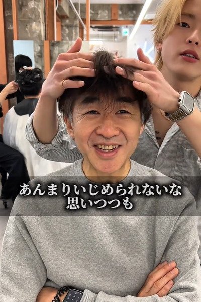 笑顔でカウンセリングを受ける男性