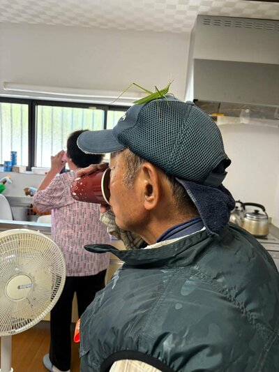 頭の上に大きなバッタ