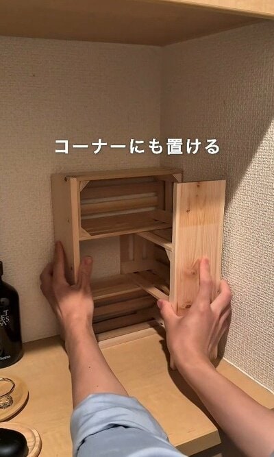 可動式で伸縮するため、お部屋のコーナースペースにもぴったり置けます。