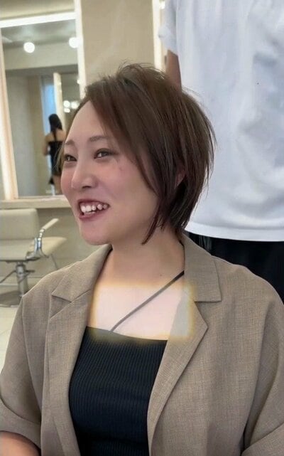 耳にかけられる長さに変わった、軽やかなショート