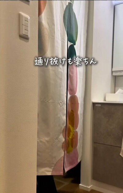 のれんをくぐって通り抜け