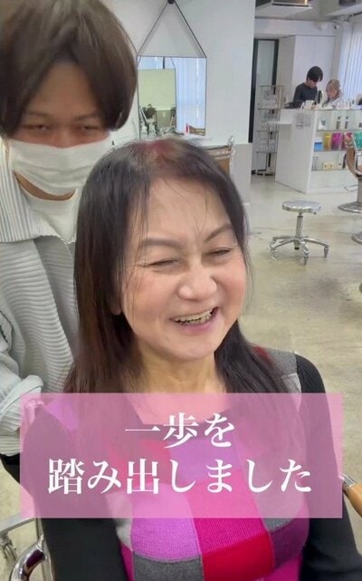 胸のあたりまで届く、まっすぐな黒髪で、分け目の目立つ来店時の様子
