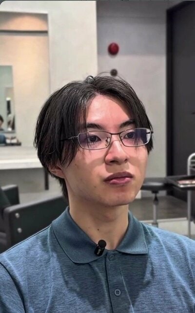 前髪を上げて分け、おでこが見える、清潔感のある大人っぽいスタイル（アフター）
