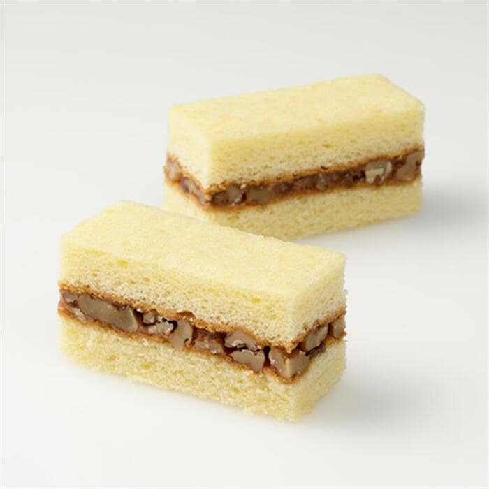 ローストしたくるみとキャラメルクリームを、スポンジでサンド