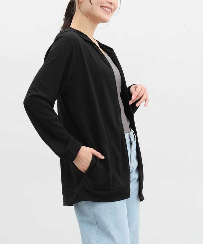 アウトドアやレジャーシーンで着たくなる、フードつきのパーカー