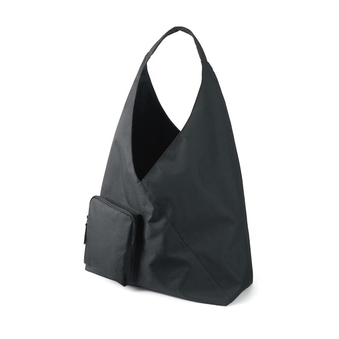 ショルダー部分にクッションが入っているのに軽く、疲れにくい構造