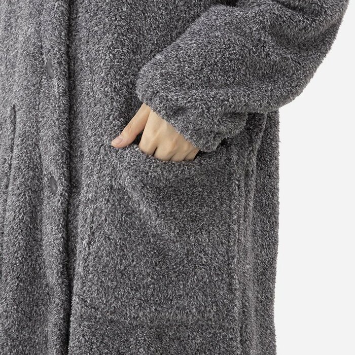 大きなポケットが2つ付いているので、手を入れて暖をとるのもおすすめ