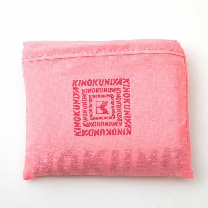 ピンクのほかにネイビーやカーキ、グレーなども豊富に展開