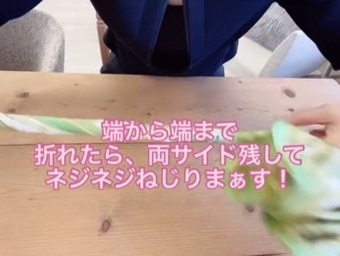 出所：@akko_san_dayo「元CAが教える華やかなスカーフの巻き方」