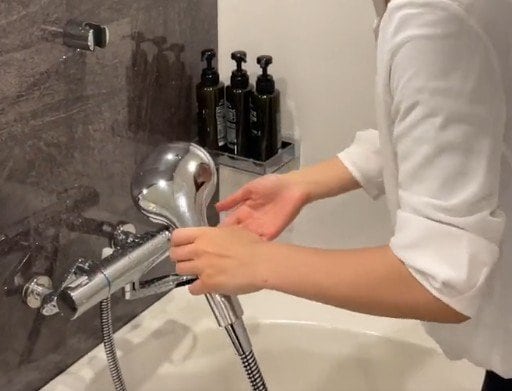 ホテルでシャワーを使う時のあるある？2つの使い方に「洗う場所にもよる」「高い位置からかな」との声