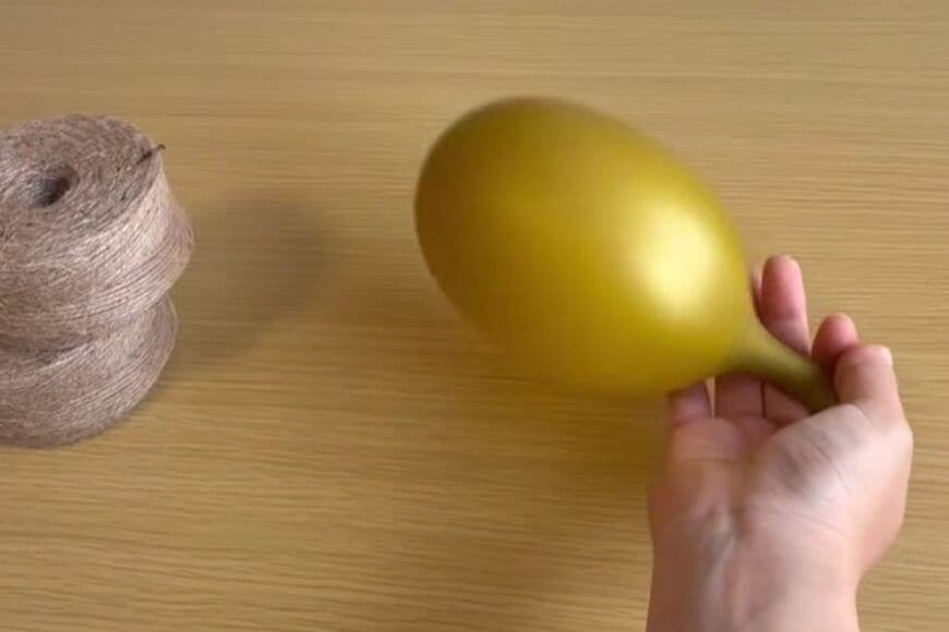 【100均DIY】幻想的な光が広がる「ダイソーの麻ひも」を使って…　球体の「ランプシェード」を作る