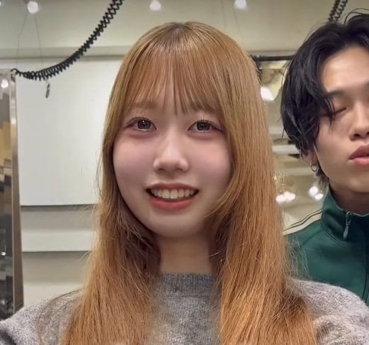 「わぁ～！」誰にも言わずにバッサリ！金髪の超ロングヘアの女性が…“切りっぱなしくびれボブ”に印象チェンジ