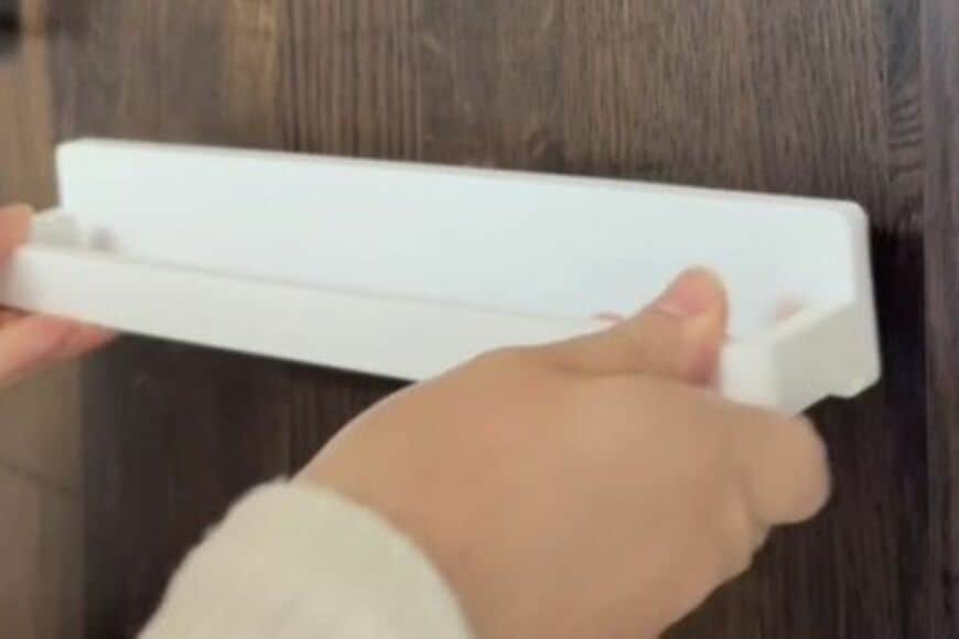 【便利すぎる】セリアの「マグネット式タオルバー」で...→洗面所・玄関・お風呂場の収納がスッキリ整う