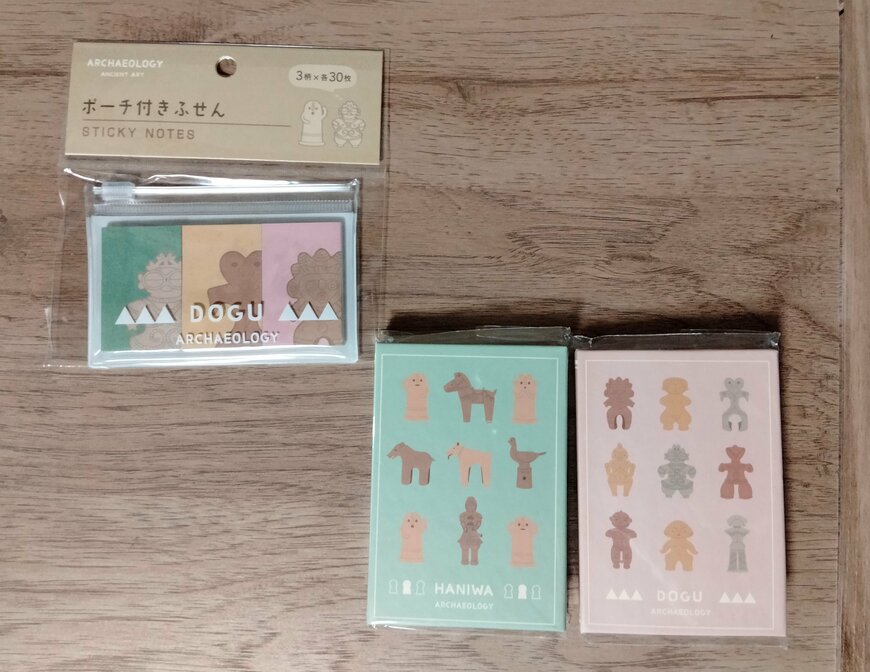 筆者撮影（キャンドゥ、HD　ポーチ付きふせん3柄×30枚・HD　ブック型メモ60枚）