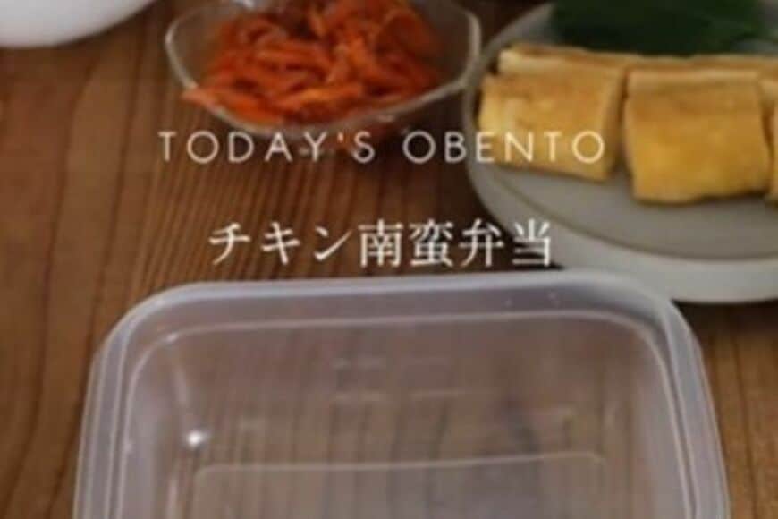 妻が夫に作る「愛情弁当」　おかずぎゅうぎゅう詰めの〈チキン南蛮〉もたっぷり入って美味しそう