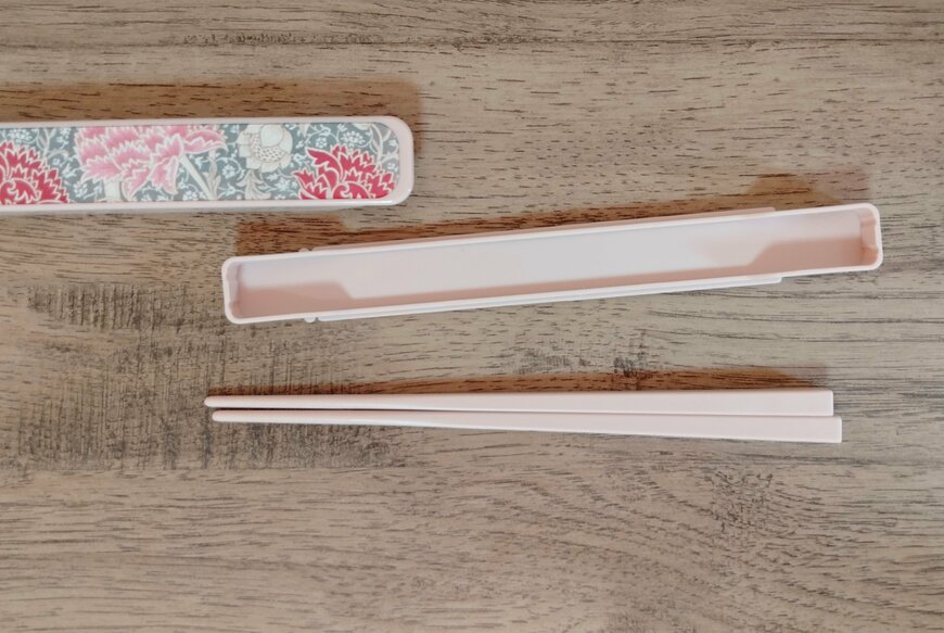 筆者撮影（セリア、はし＆はしケースセット 18cm　ウィリアムモリス柄）