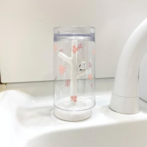 いつもの洗面所にシマエナガがいてくれる！コップ＆スタンドのセットです。（出所：ニトリ公式通販ニトリネット うがいコップ&スタンド シマエナガ）