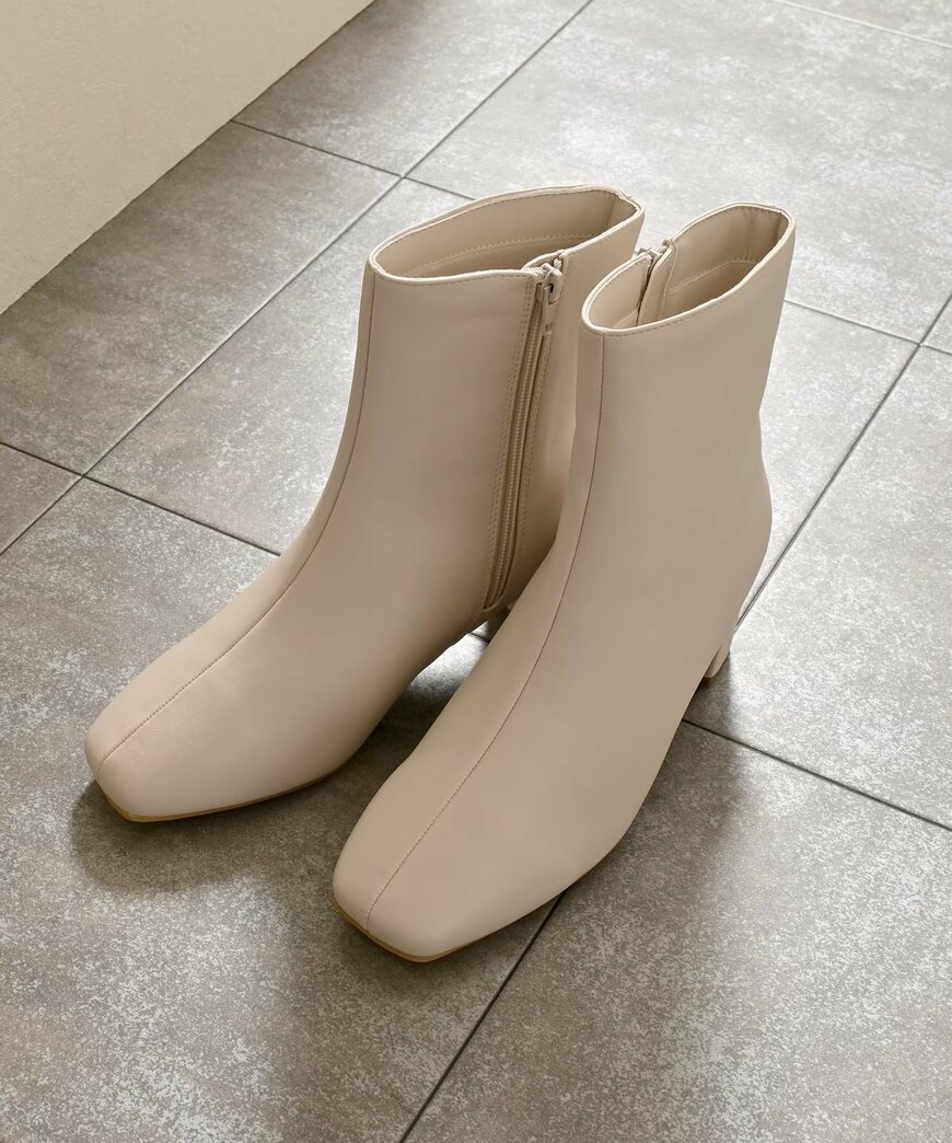 スクエアトゥデザインで、スタイリッシュな足元を演出