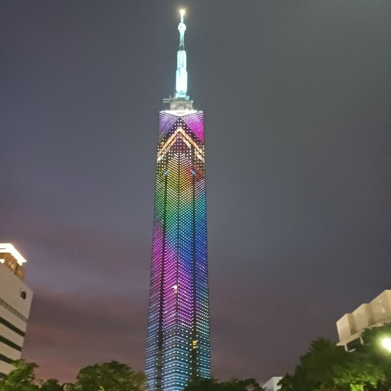 2026年5月1日（金）～5月6日（水）のゴールデンウイーク期間中に彩られた福岡タワーの「虹色イルミネーション」
