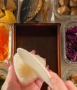 【おかず盛り盛り】肉・魚・野菜を隙間なくギュッと詰め込んだ「おにぎり弁当」が美味しそう！