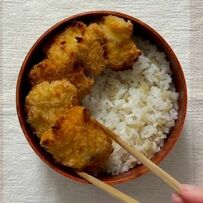 【夫弁当】きつね色に揚がった「チキンカツ」がたっぷりご飯の上に乗ったお弁当　お花の形のゆで卵や野菜の副菜も入って、ガッツリとボリューム満点！