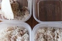家族のために朝6時から作る味しみしみ「ソースカツ弁当」　ご飯の上にまるっとのっけたガッツリ弁当が話題