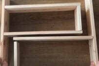 【100均DIY】海外でもバズった可動式！セリアのひのき材で置きたい場所にぴったり収まる便利なキッチンラックが完成！「凄い」「どこででも活用できそう」と話題！