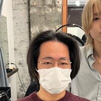 長めの髪を上げてばかりの男性が前髪を作ったことでガラリと印象チェンジ！変身した姿に「最高です」と笑顔