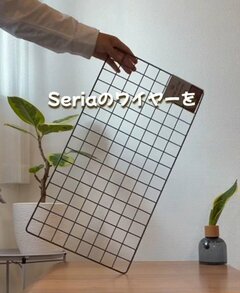 【100均DIY】セリアの〈ワイヤーネットと板〉→曲げて差し込むだけで〈高見えオシャレ棚〉が総額330円で完成「可愛いです」と称賛の声