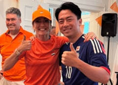 W杯オランダ戦の裏で深まる両国の友情にホッコリ！小泉進次郎大臣の完全アウェイの観戦に反響「引き分けで良かった（笑）」「素晴らしい一日」