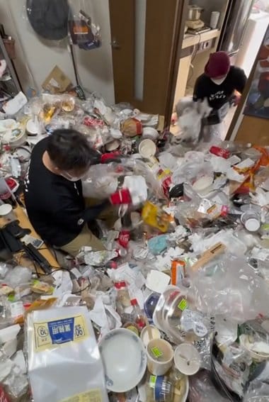 変身前のゴミが散乱するお部屋