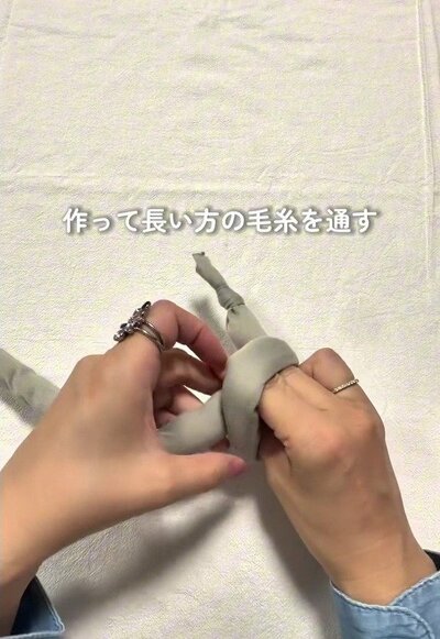 輪を作って毛糸を通す極太のチャンキーヤーン