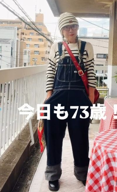 ボーダーセーターにオーバーオールを合わせたコーデ