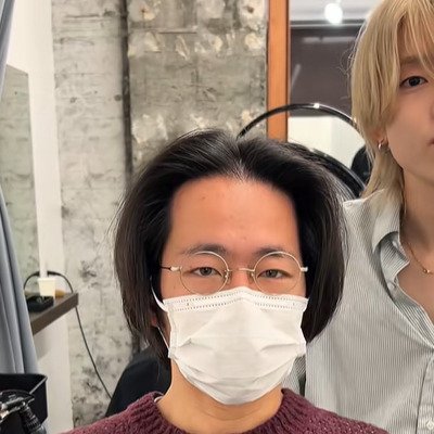 長めの髪を上げてばかりの男性が前髪を作ったことでガラリと印象チェンジ！変身した姿に「最高です」と笑顔